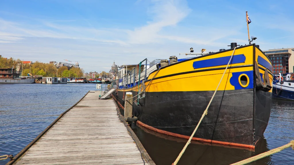 Wonen op een woonboot_ boot aangemeerd aan kade