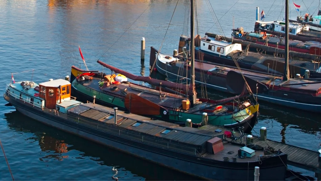 Wonen op een woonboot_ dokken met woonboten