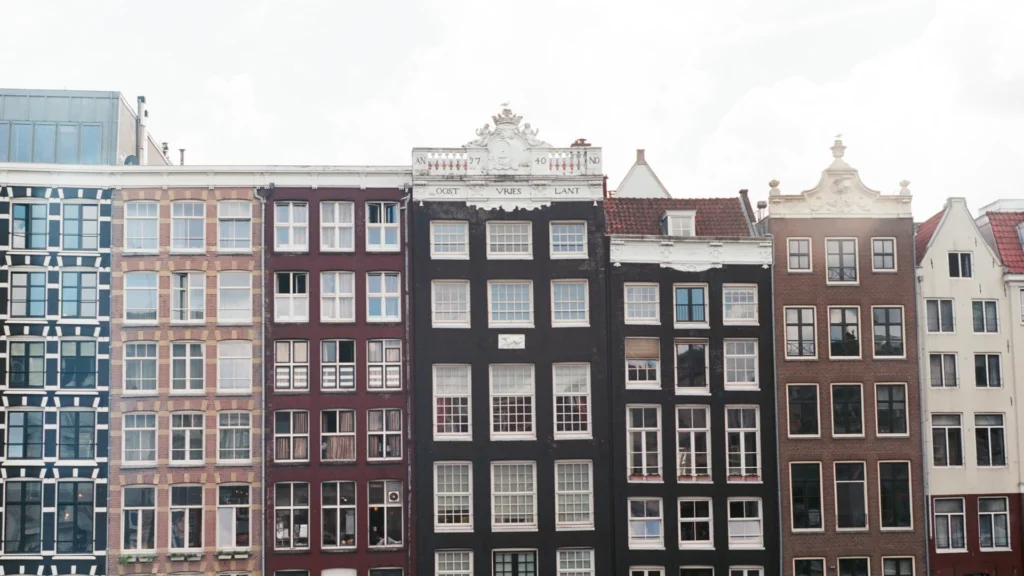 Waarom zijn woningen zo duur in Nederland_ Rijtjeshuizen Amsterdam