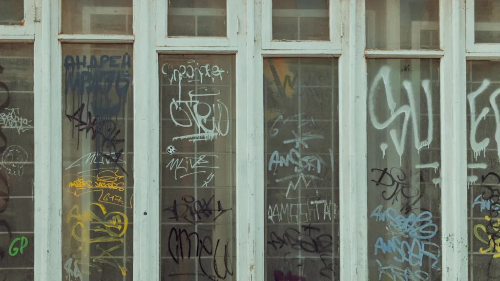 Brandverzekering voor verhuurders_Graffiti op ramen